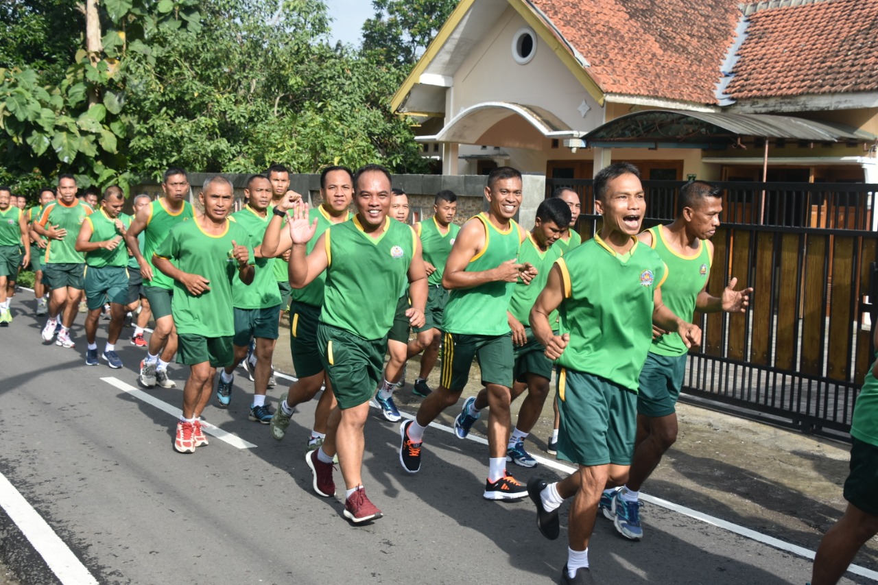 Anggota Korem 073/Mkt dan jajaran Lari Aerobik Mengelilingi Kota Salatiga